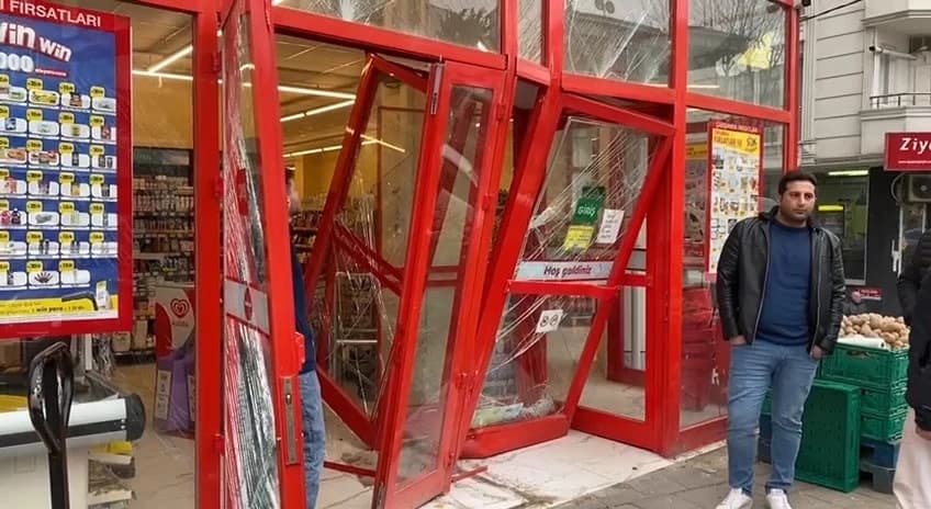 Accident in Küçükçekmece, Istanbul | A runaway car entered the store!