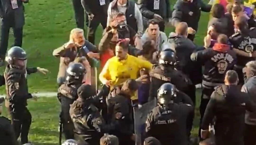 A violent clash occurred after the match between Eyupsport and Konyaspor; the police got involved!