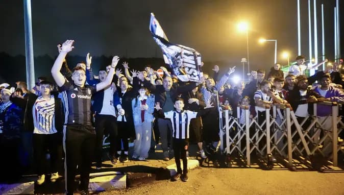Enthusiastic welcome from Beşiktaş fans after Istanbul derby win