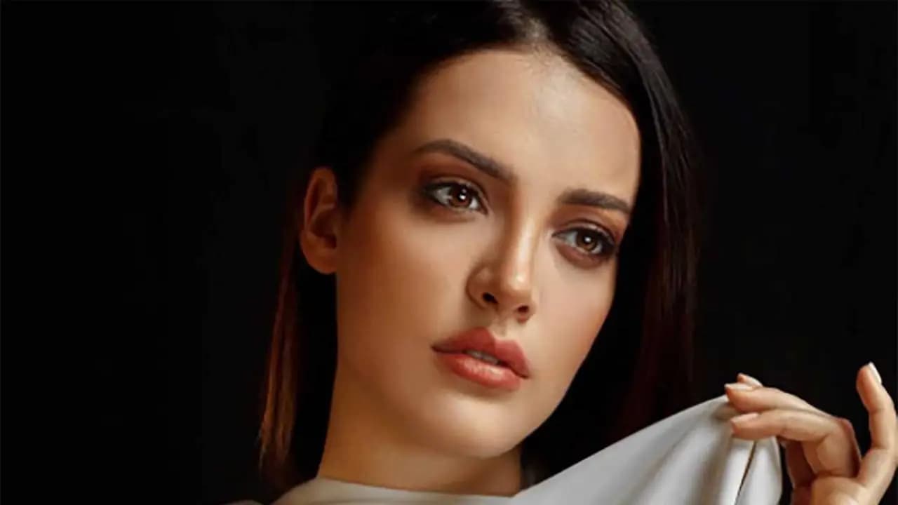 İrem Sak Mocks Celebs Giving Airport Interviews: “You Never Saw Me There!”