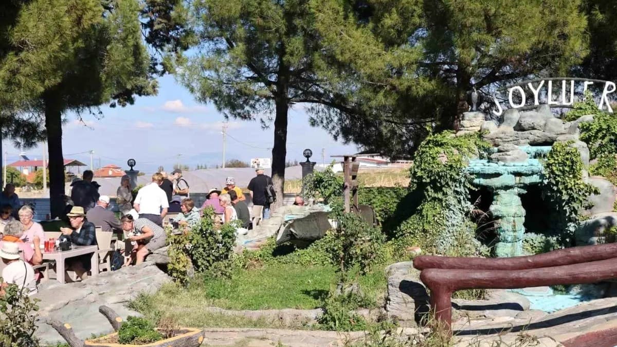 Foreign Tourists Enjoy Turkish Hospitality and Cuisine in Pamukkale