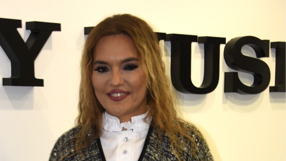 Demet Akalın receives a hair gift from Iran and celebrates the success of “Yerinde Dur”