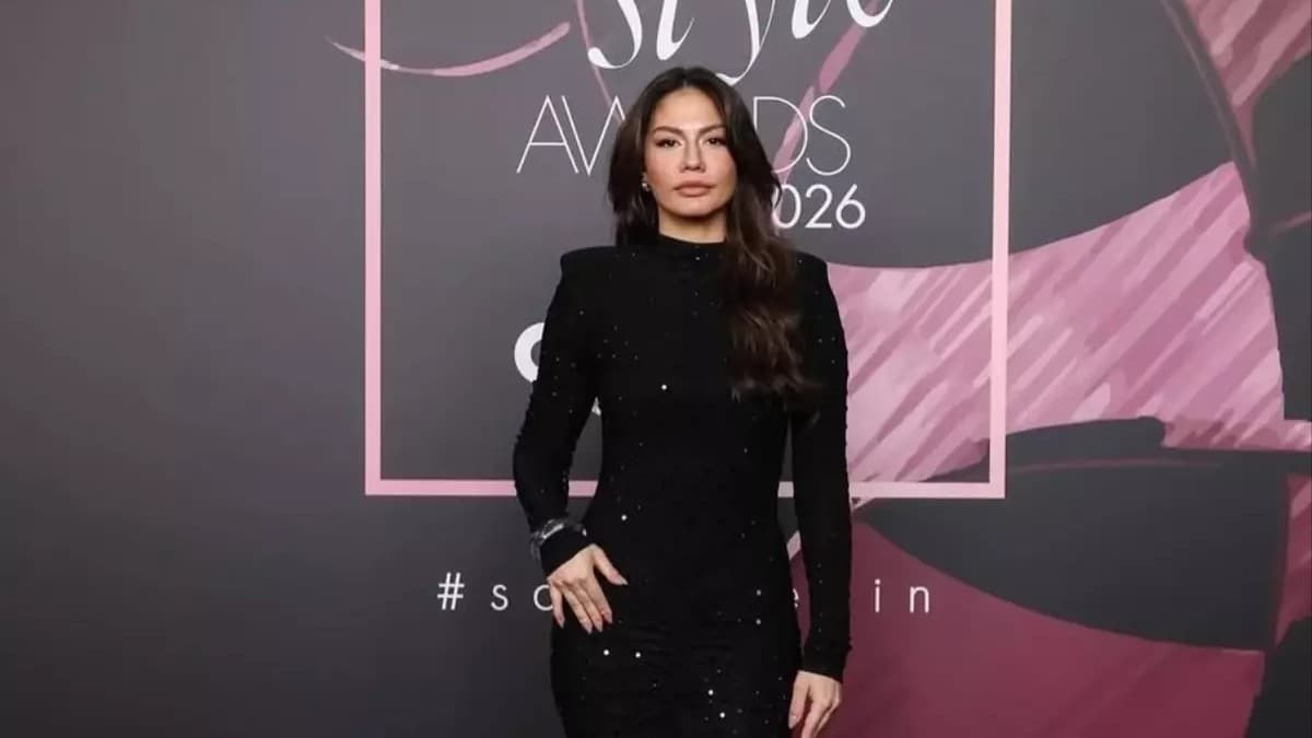 Demet Özdemir Impresses Audiences with Her Style in Eşref Rüya