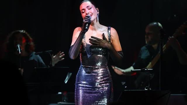 Berguzar Korel Makes Emotional Stage Comeback on Valentine’s Day