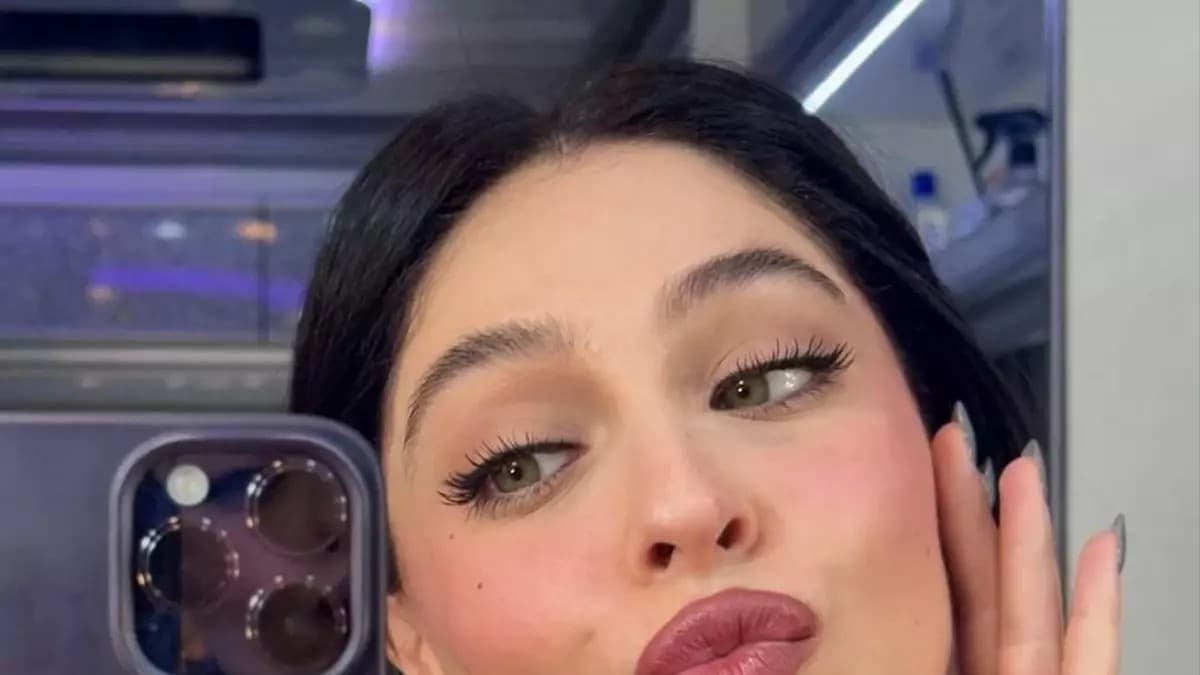 Cemre Baysel Shines with Self-Done Makeup Photos