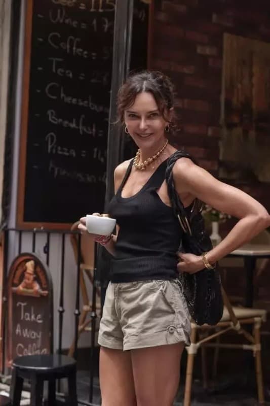 Hande Ataizi’s rainy-day look in Şişli surprises fans