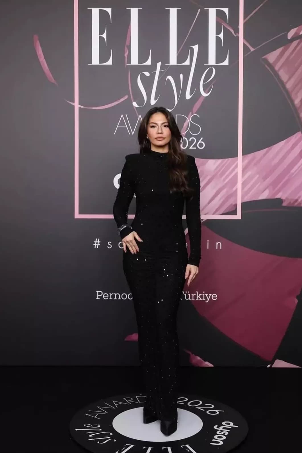 Demet Özdemir Impresses Audiences with Her Style in Eşref Rüya
